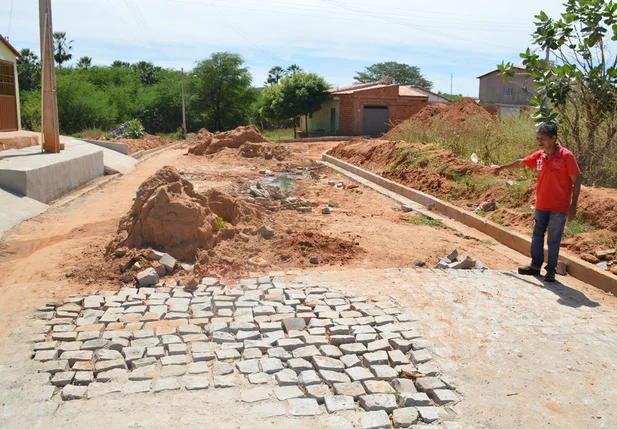 Obras de calçamento com emenda de Mainha estão paradas em Picos
