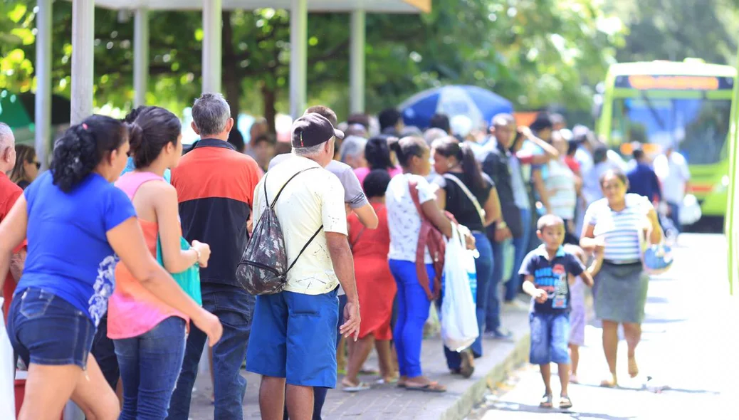 Usuários do transporte público nas paradas de ônibus de Teresina