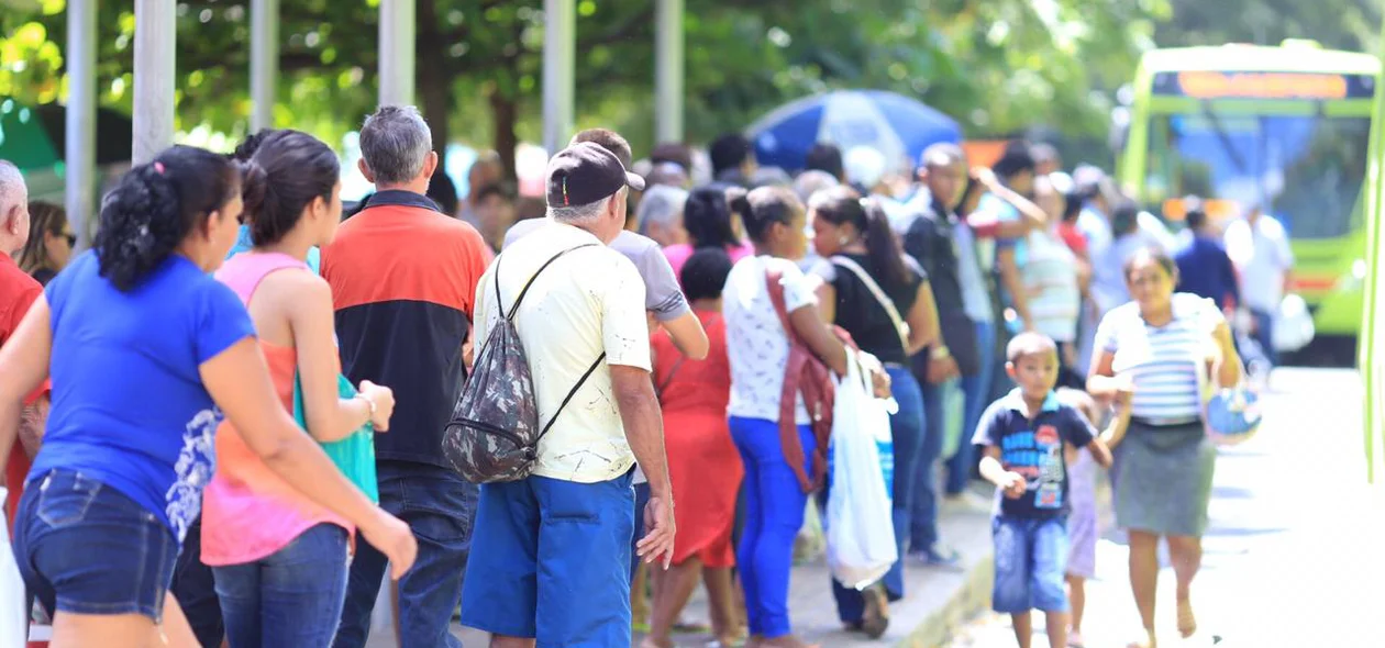 Usuários do transporte público nas paradas de ônibus de Teresina