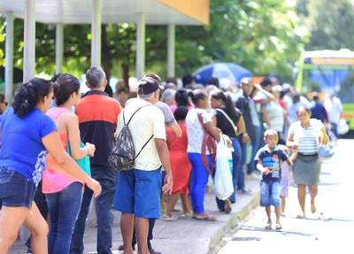 Usuários do transporte público nas paradas de ônibus de Teresina