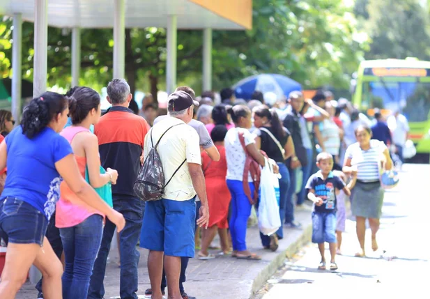 Usuários do transporte público nas paradas de ônibus de Teresina