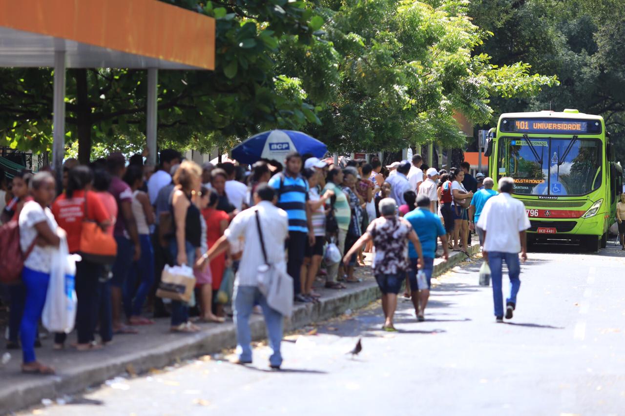Usuários do transporte público nas paradas de Teresina