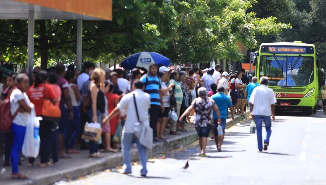 Usuários do transporte público nas paradas de Teresina