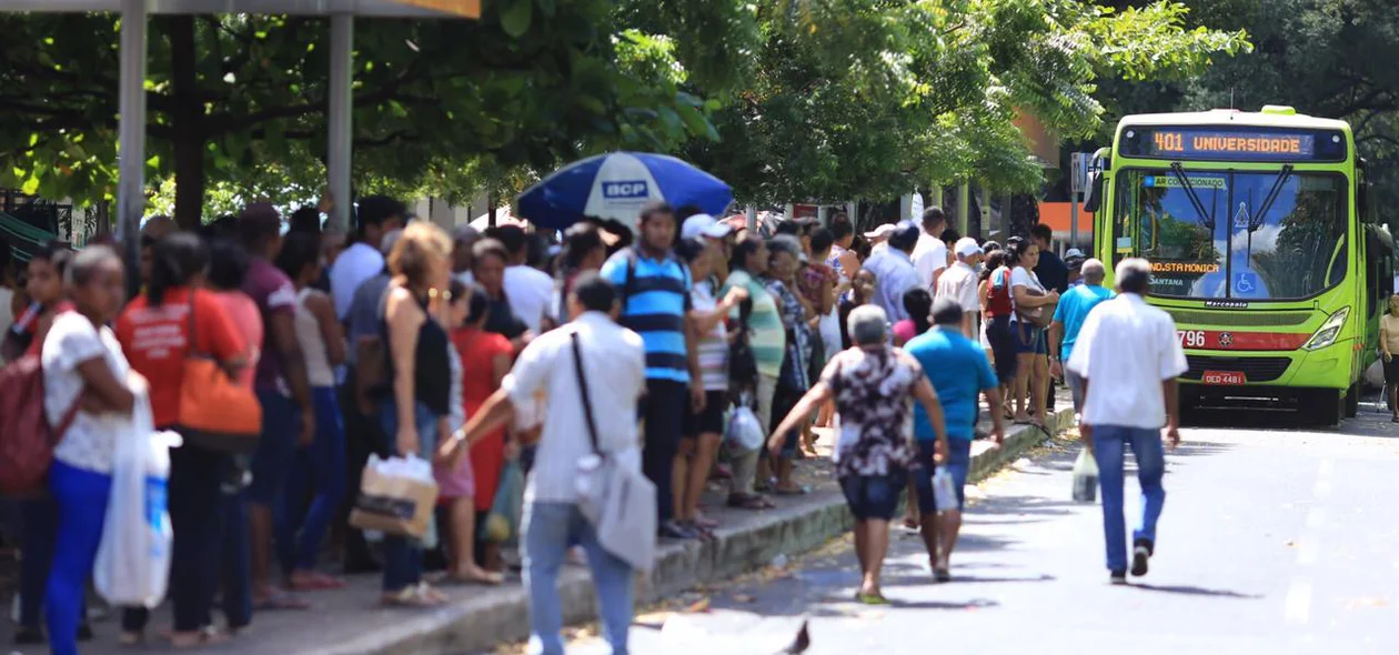 Usuários do transporte público nas paradas de Teresina