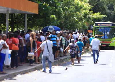 Usuários do transporte público nas paradas de Teresina