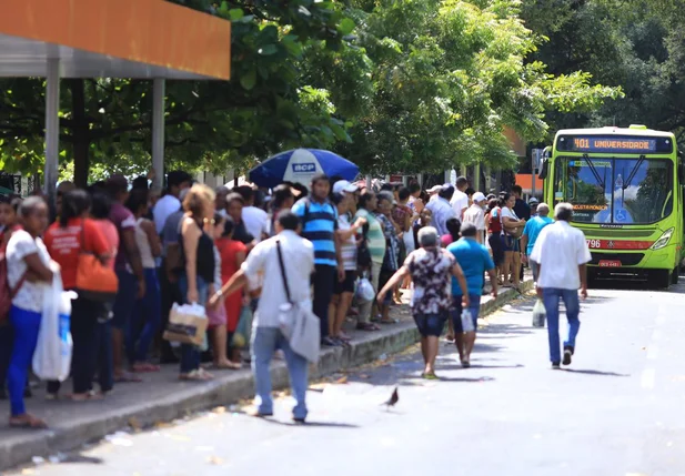 Usuários do transporte público nas paradas de Teresina