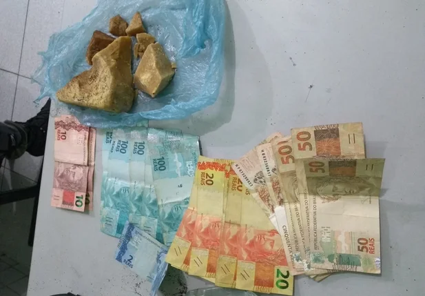 Dinheiro e drogas encontradas no veículo