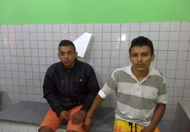 Homens presos com drogas em Altos