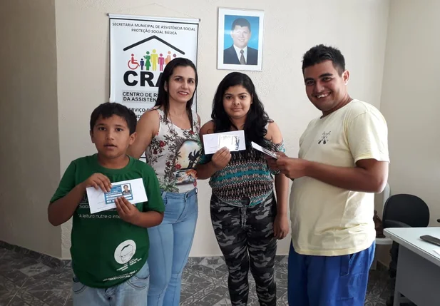 Prefeitura de Cocal entrega passes livres a pessoas com deficiência