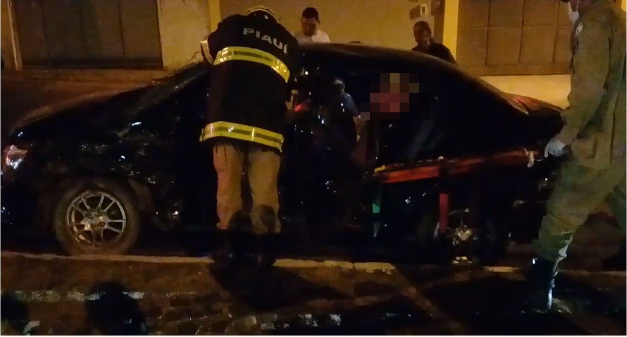 Acidente no cruzamento das avenidas Celso Pinheiro e Gil Martins