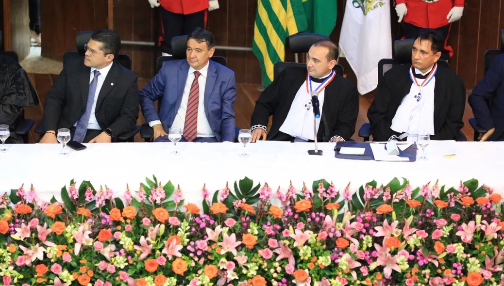 Autoridades na mesa de honra