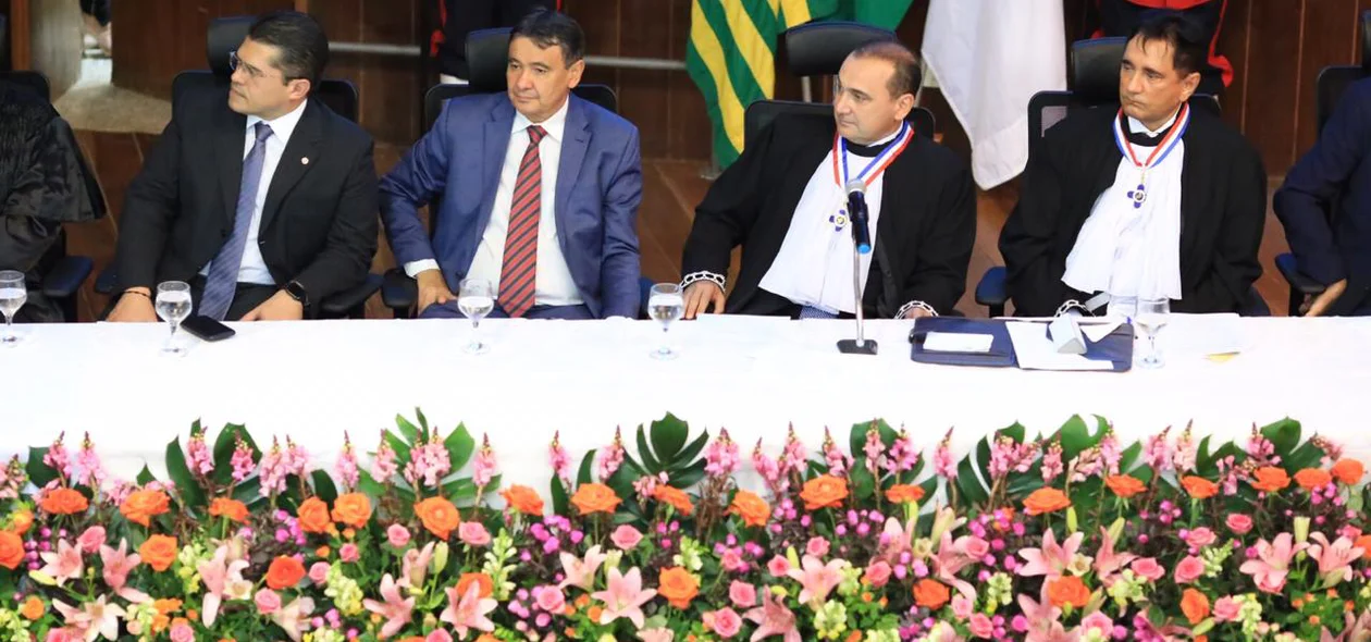 Autoridades na mesa de honra