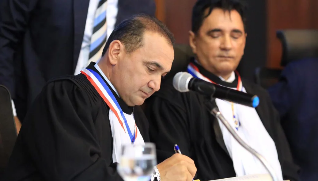 Erivan Lopes assina termo de posse