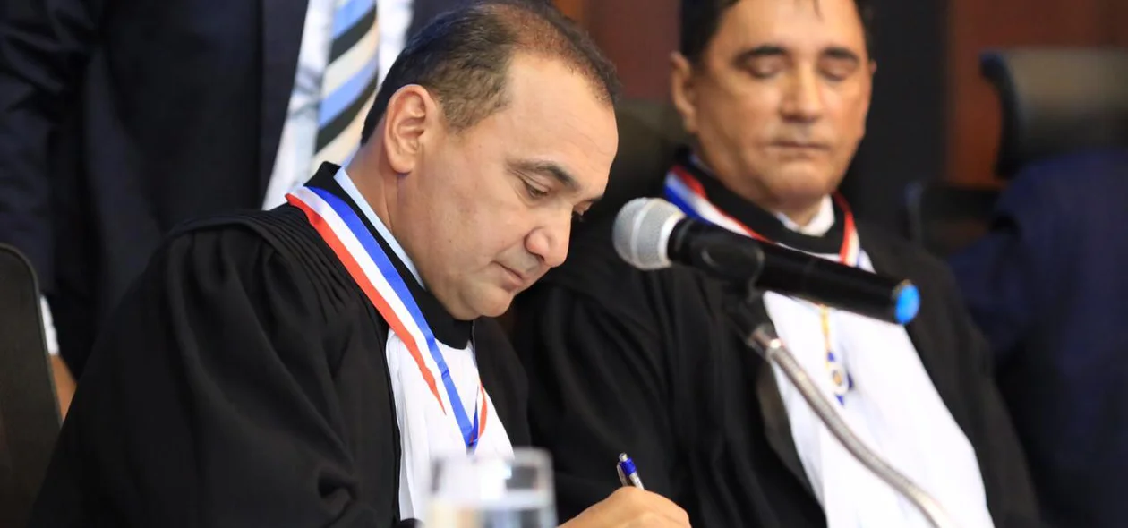 Erivan Lopes assina termo de posse