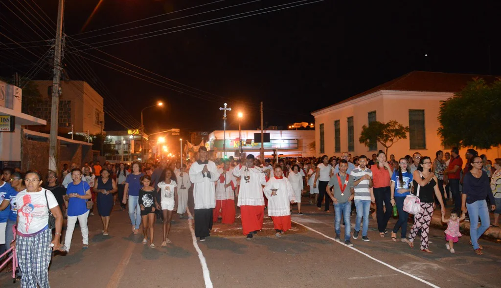 Fiéis percorrem as ruas centrais de Picos