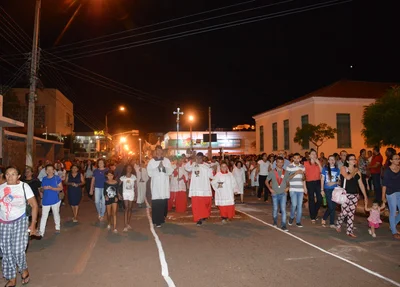 Fiéis percorrem as ruas centrais de Picos
