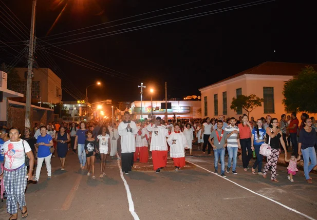 Fiéis percorrem as ruas centrais de Picos