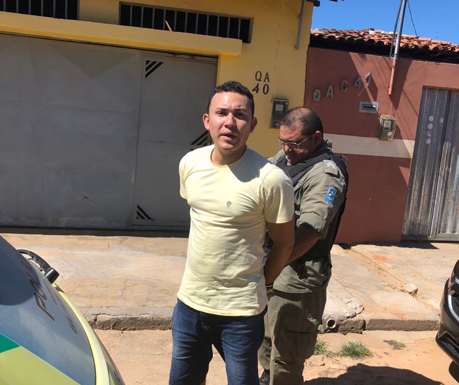 Homem identificado como Sávio preso pela PM após assalto na Servicar