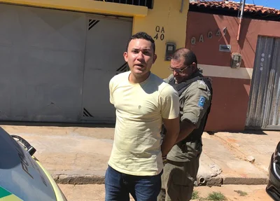 Homem identificado como Sávio preso pela PM após assalto na Servicar