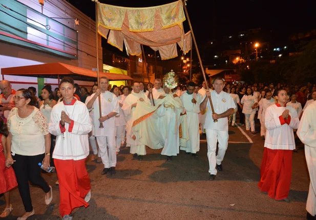 Fiéis católicos celebram Corpus Christi em Picos