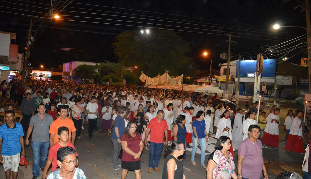 Milhares de fiéis celebram Corpus Christi em Picos