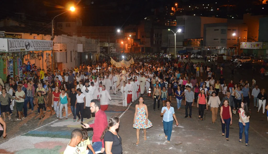 Procissão chega a Igreja Catedral