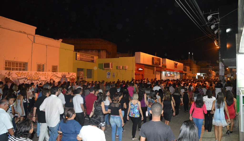 Procissão segue pela rua coronel Francisco Santos