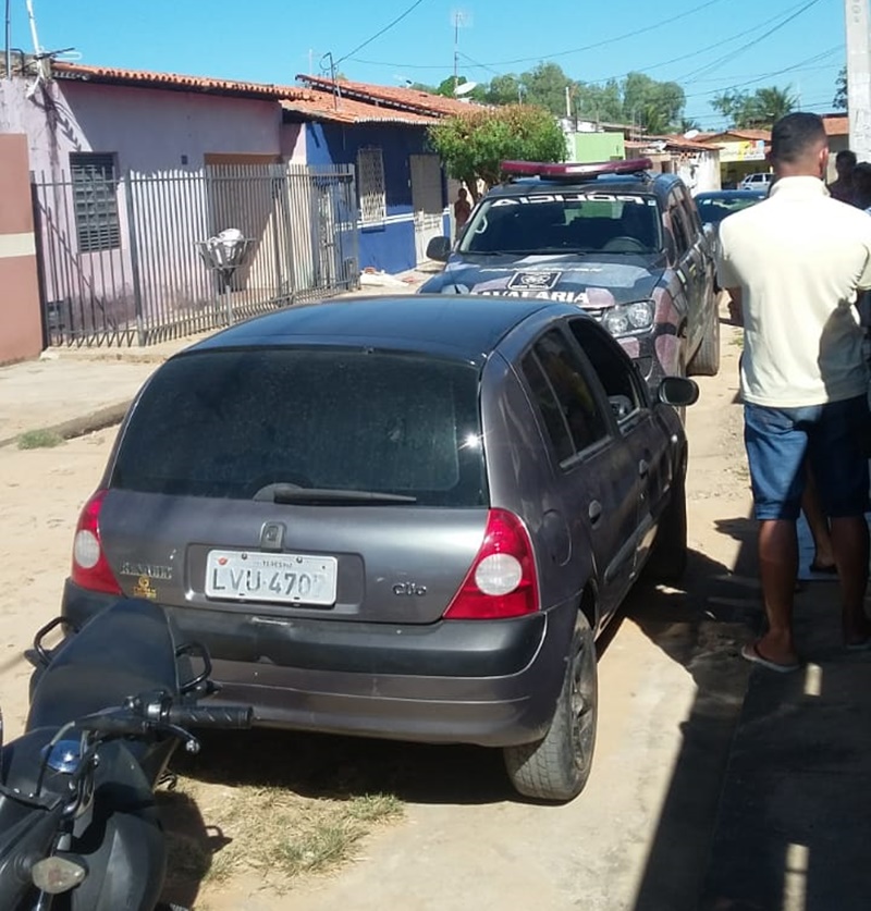 Carro utilizado pela dupla durante o assalto