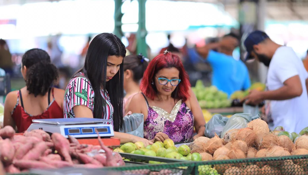 Clientes escolhem verduras e frutas