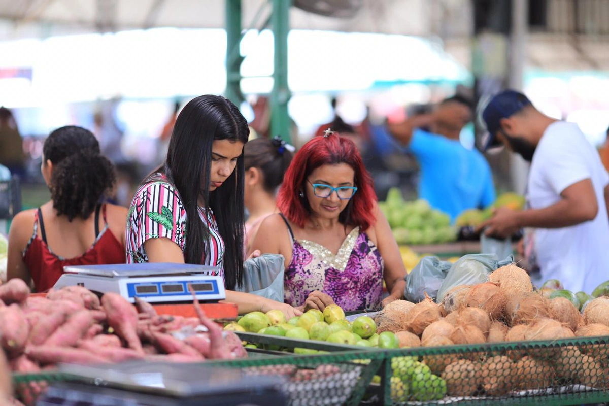 Clientes escolhem verduras e frutas