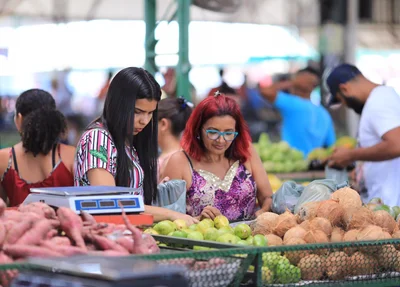 Clientes escolhem verduras e frutas