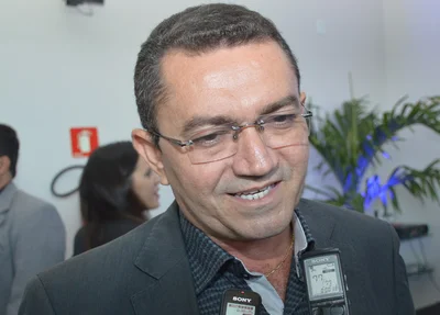 Padre Walmir sanciona projeto que concede reajuste aos servidores 