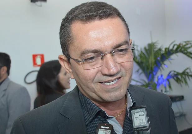Padre Walmir sanciona projeto que concede reajuste aos servidores 