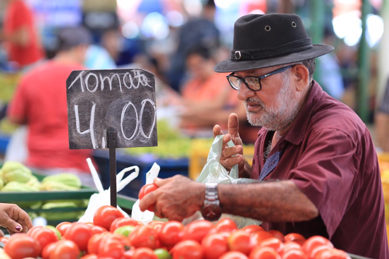Tomate sendo vendido a R$ 4,00 