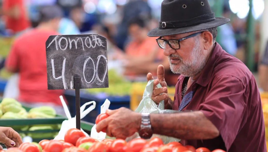 Tomate sendo vendido a R$ 4,00 