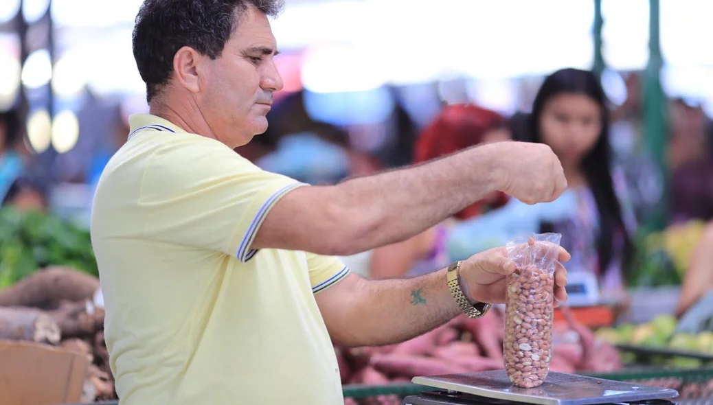 Vendedor pesa feijão 