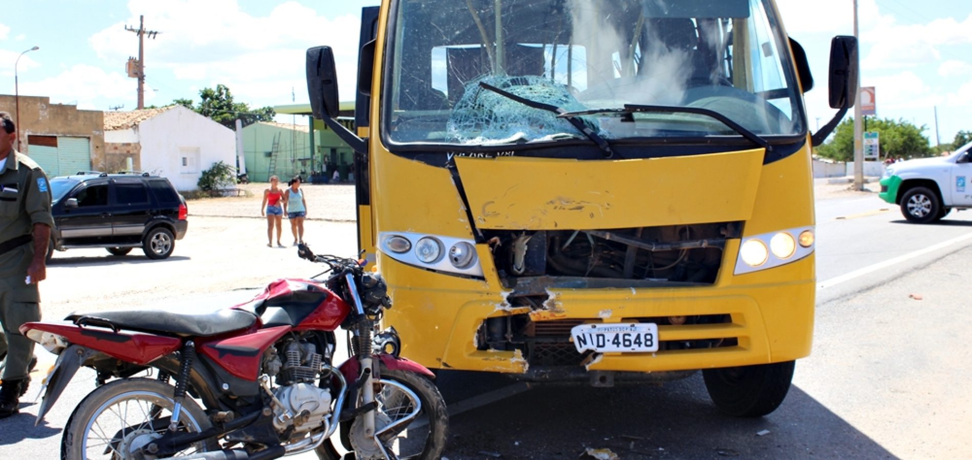 Acidente entre ônibus escolar e motocicleta em Jaicós