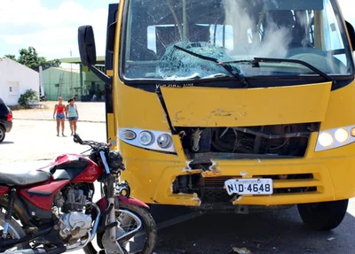 Acidente entre ônibus escolar e motocicleta em Jaicós