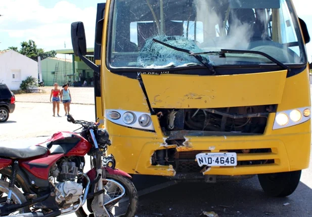 Acidente entre ônibus escolar e motocicleta em Jaicós