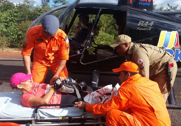 Atleta sendo atendida pelo corpo de bombeiros 