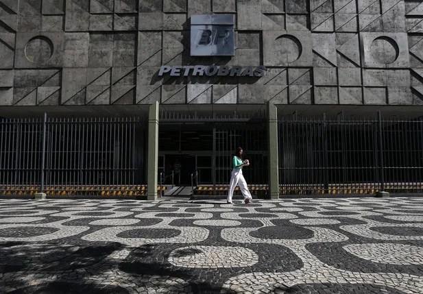 Crise na Petrobrás complica o já modesto plano da equipe econômica