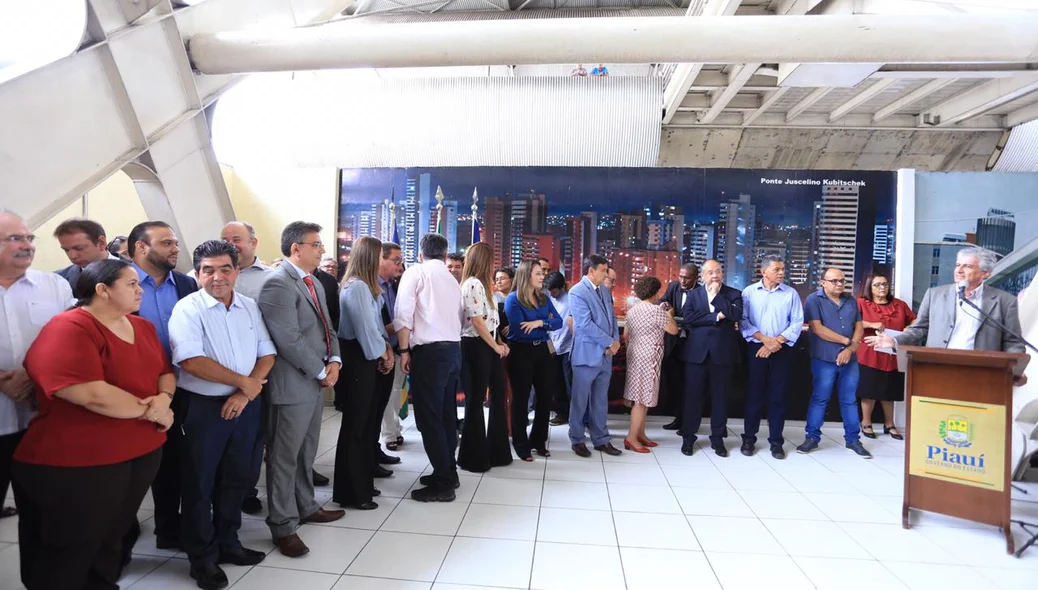 Autoridades durante viagem inaugural do VLT de Teresina