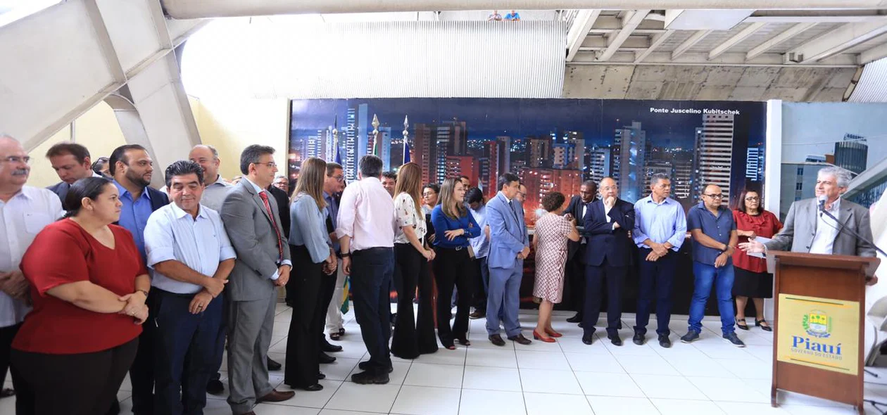 Autoridades durante viagem inaugural do VLT de Teresina