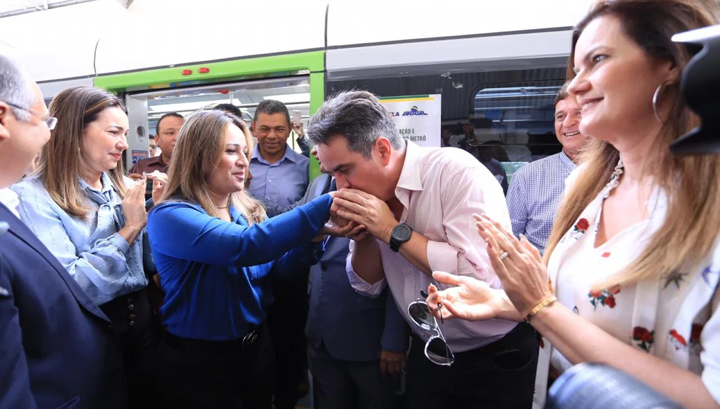 Ciro Nogueira beija a mão de Rejane Dias durante viagem inaugural do VLT de Teresina
