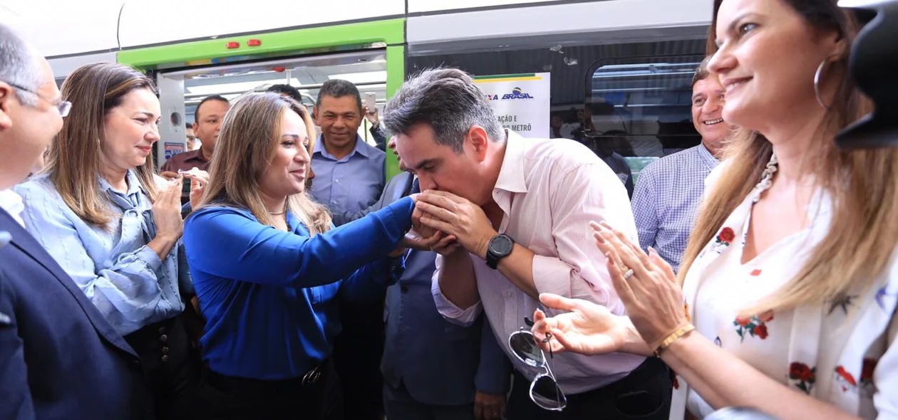 Ciro Nogueira beija a mão de Rejane Dias durante viagem inaugural do VLT de Teresina