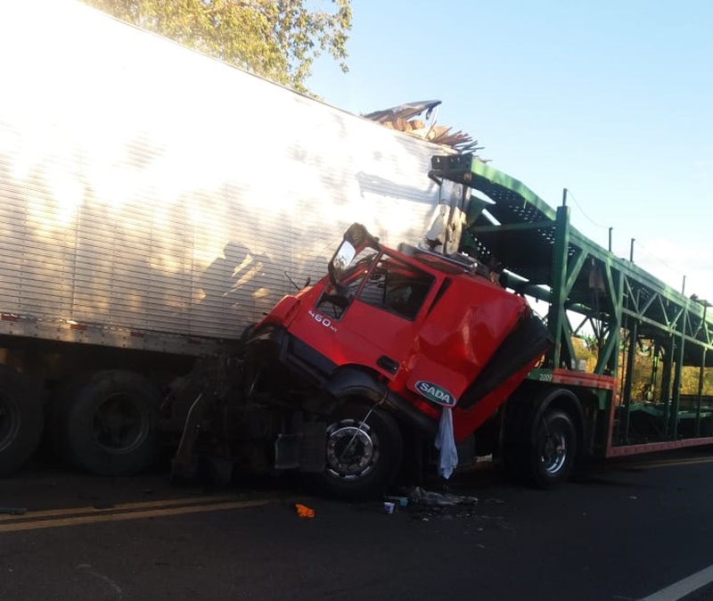Colisão traseira na BR-316