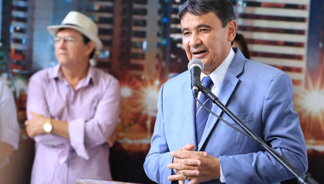 Governador Wellington Dias durante viagem inaugural do VLT em Teresina