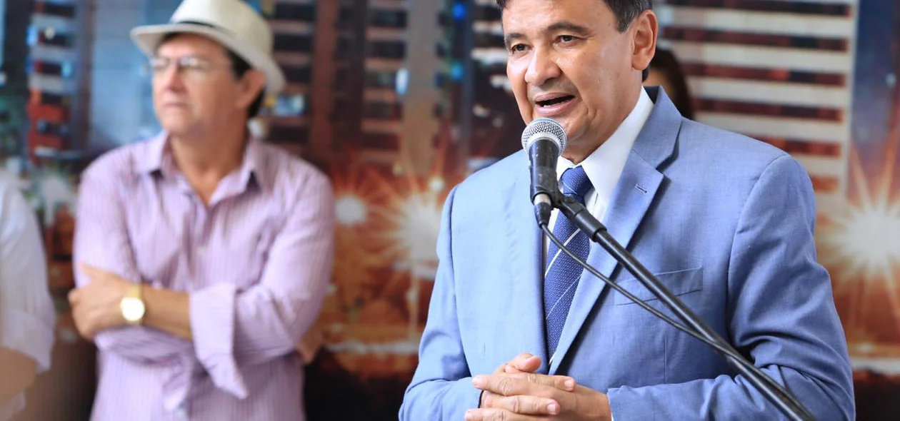 Governador Wellington Dias durante viagem inaugural do VLT em Teresina