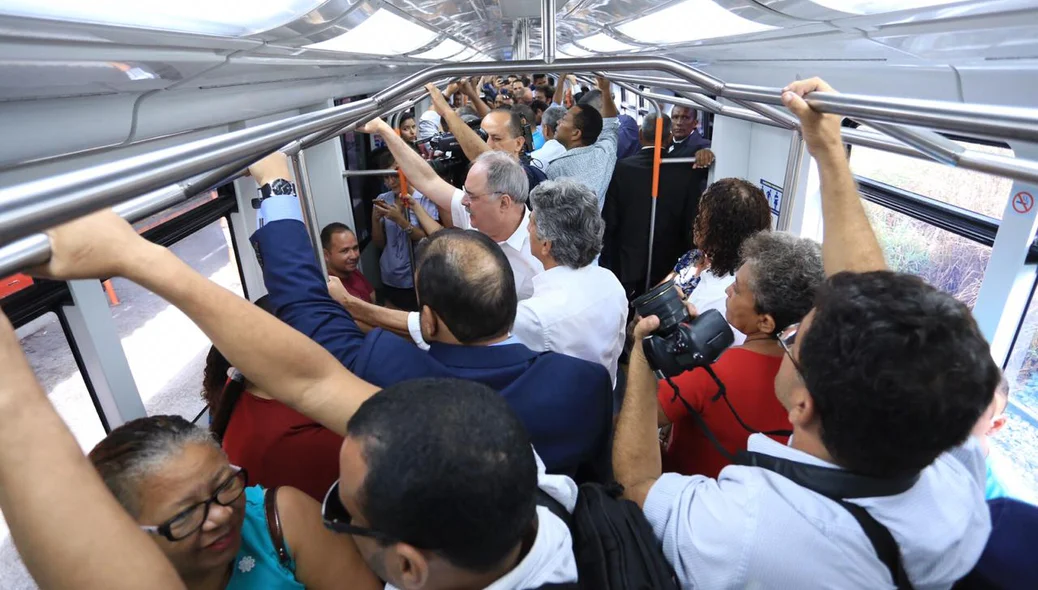 Vagão ficou lotado na viagem inaugural