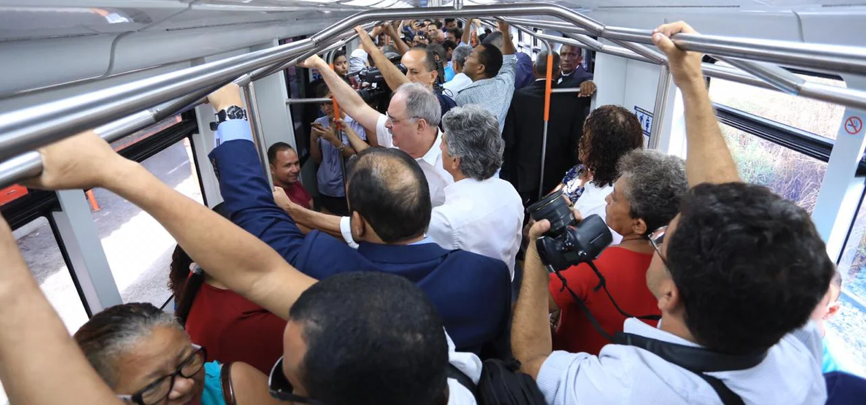Vagão ficou lotado na viagem inaugural